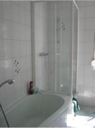 Bad mit Dusche, Badewanne und WC