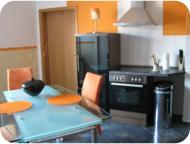 der K�chenbereich mit Essbereich , K�hlschrank und Herd