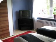 in Schlafbereich befindet sich ein TV